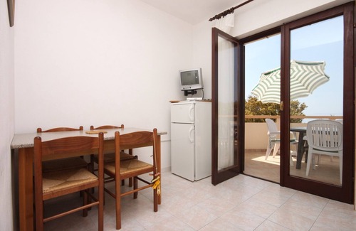 Lun Apartment | Two bedroom apartment near beach Cove Mulobedanj, Pag (A-6275-b)
