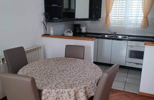 Kampor Apartment | Two bedroom apartment near beach Kampor, Rab (A-22228-b)