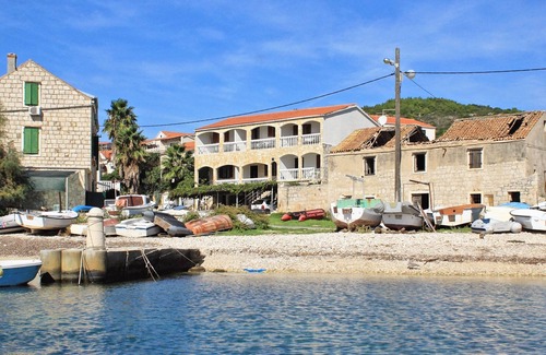 Rukavac Apartment | Two bedroom apartment near beach Rukavac, Vis (A-1154-e)