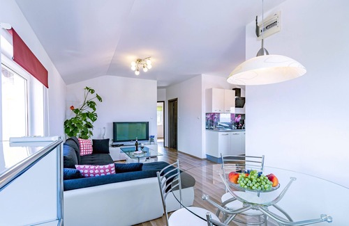 Bilice Apartment | Two bedroom apartment with balcony and sea view Bilice, Krka (A-13545-a)