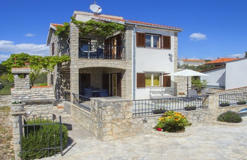 Maslinica Apartment | Two bedroom apartment with balcony and sea view Maslinica, Šolta (A-13135-b)