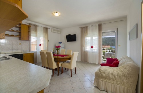Poljica Apartment | Two bedroom apartment with balcony and sea view Poljica, Trogir (A-19054-b)