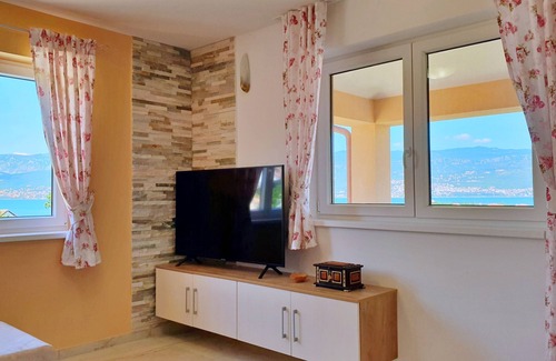 Silo Apartment | Two bedroom apartment with terrace and sea view Šilo, Krk (A-18685-b)