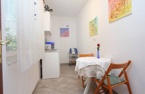 Borak Apartment | Two bedroom apartment with terrace and sea view Omiš (A-18919-a)