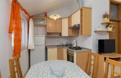 Stanici Apartment | Two bedroom apartment with terrace and sea view Stanići, Omiš (A-19750-a)