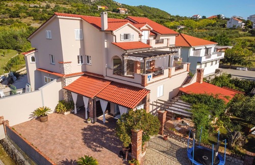 Banjol Apartment | Two bedroom apartment with terrace Banjol, Rab (A-19804-b)
