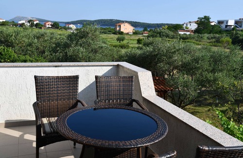 Banjol Apartment | Two bedroom apartment with balcony and sea view Banjol, Rab (A-23240-a)