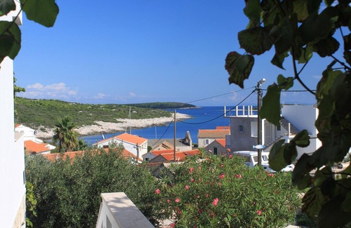 Rukavac Apartment | Two bedroom apartment with terrace and sea view Rukavac, Vis (A-2411-a)