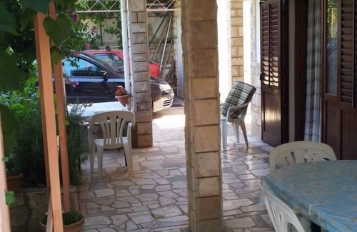 Rukavac Apartment | Two bedroom apartment with terrace and sea view Rukavac, Vis (A-13337-a)