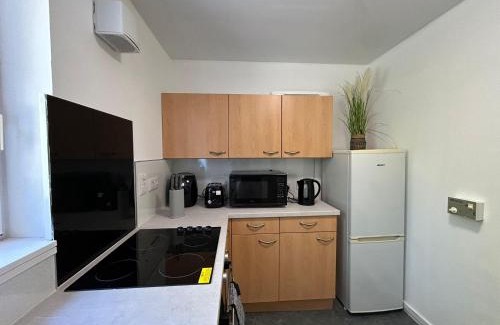 Huntly House | Two bedroom cottage in Lumsden - Contractors