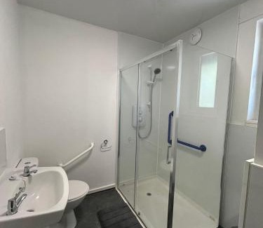 Huntly House | Two bedroom cottage in Lumsden - Contractors