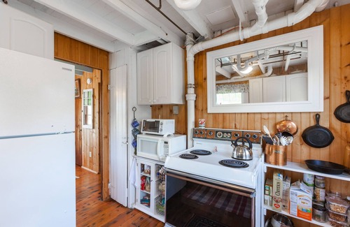 Kennebunkport House | Two Bedroom Historic Cottage @ Goose Rocks Beach - Sleeps 5, Great Location!