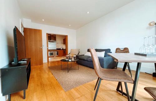 St. Mary's Park Apartment | Two Bedroom Luxury Waterfront Apartment in London