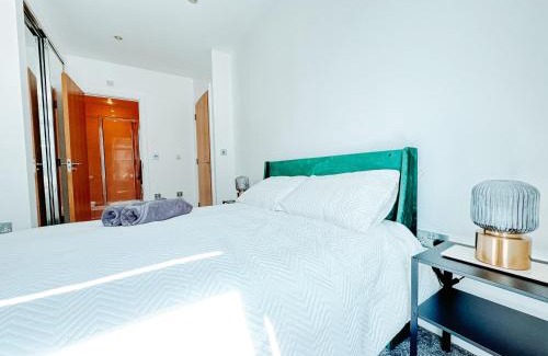 St. Mary's Park Apartment | Two Bedroom Luxury Waterfront Apartment in London