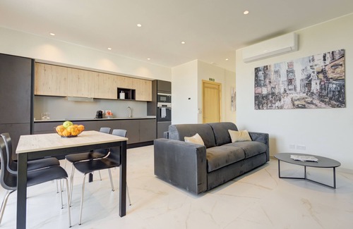 St. Andrew's Apartment | Two Bedroom Penthouse - Jacuzzi