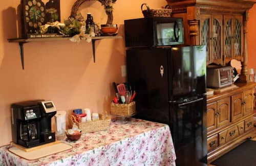 Lynchburg House | Two bedroom Private and Spacious space 1000sq ft.
