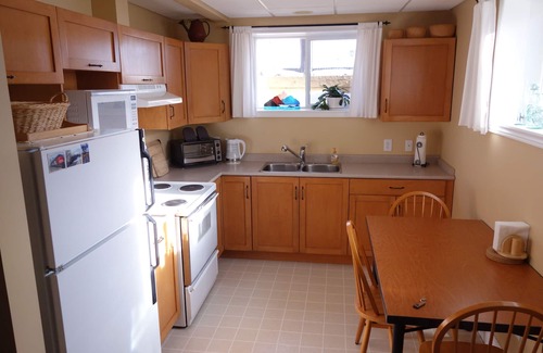 Jasper House | Two Bedroom, Two Bathrooms, Full Kitchen, Private Laundry, Living Room Apartment