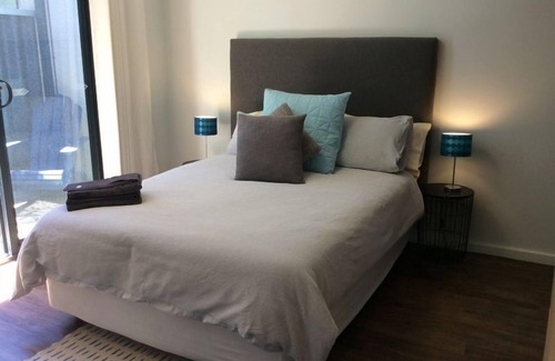 Manning House | Two bedroom villa, self contained, wifi, parking, big kitchen, private entrance