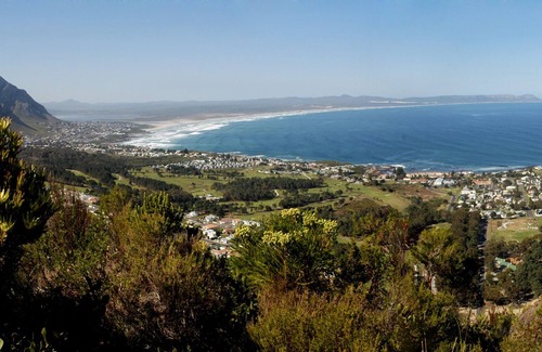 Hermanus City-Centre Apartment | Two Bedroom with Bbq and Sea Views