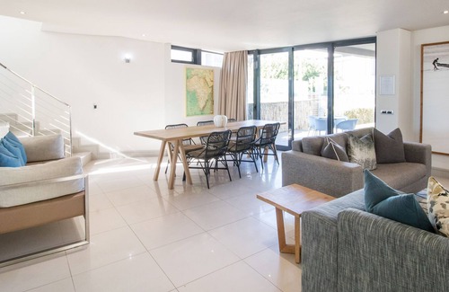 Hermanus City-Centre Apartment | Two Bedroom with Bbq and Sea Views
