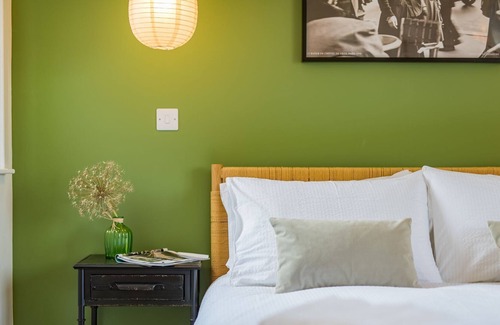 Ashford House | Two contemporary pet friendly barns by Bloom Stays - 8 guests in 4 bedrooms