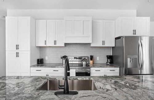 Holy Cross House | TWO CozySuites 3BR - Arsenal Heights, Indy