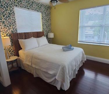 Downtown House | Two Duval Street Suites w parking and pool