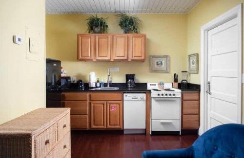 Downtown House | Two Duval Street Suites w parking and pool