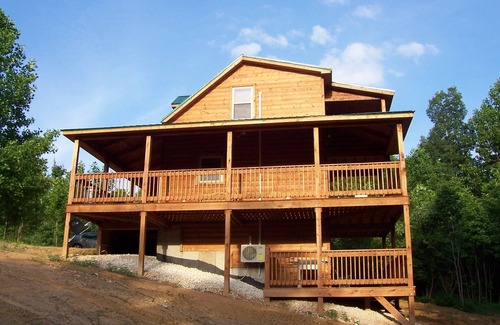 Mammoth Cave Cabin | Two miles from Mammoth Cave National Park, 1300 sq ft cabin, hot tub, disc golf