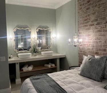 Rondebosch Apartment | Two on Milner - OAK TREE COTTAGE - Stylish open-plan Guesthouse in Rondebosch