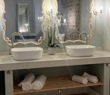 Rondebosch Apartment | Two on Milner - OAK TREE COTTAGE - Stylish open-plan Guesthouse in Rondebosch