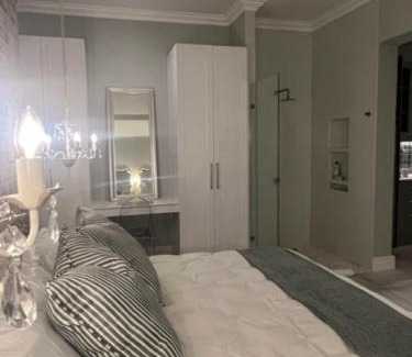 Rondebosch Apartment | Two on Milner - OAK TREE COTTAGE - Stylish open-plan Guesthouse in Rondebosch