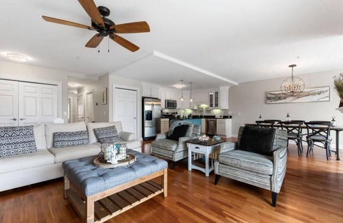 New Buffalo Condo | Two Pools & Gym - Walk to Beach - Shop & Eat Downtown | Downtown Convenience