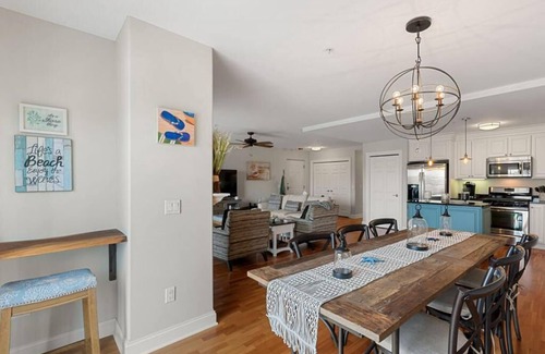 New Buffalo Condo | Two Pools & Gym - Walk to Beach - Shop & Eat Downtown | Downtown Convenience