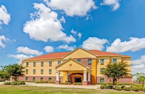 La Porte Hotel | Two Queen Beds Room, Scottish Inns, Guest Laundry, Complimentary Parking