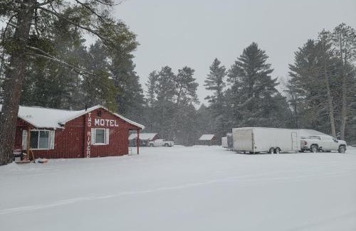Trout Creek Hotel | Two Rivers Motel and Cabins of Kenton, MI
