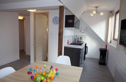Calais Condo | TWO-ROOMED FLAT WITH SELF CHECK IN, Netflix & WIFI