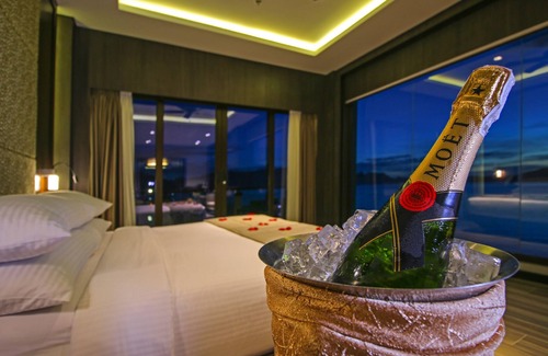 Coron Town Proper Hotel | Two Seasons Coron Bayside Hotel