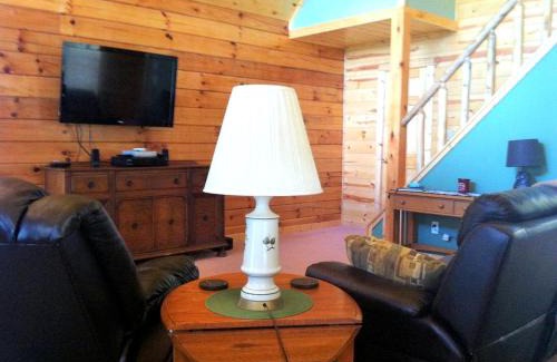 Steelville House | Two-Story Log Cabin Rental with a Hot Tub near Upper Meramec River, Missouri