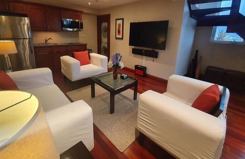 Pembroke Apartment | Two Story Modern 1 Bed Close to City of Hamilton