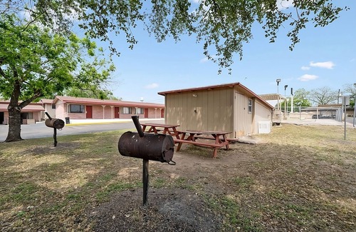 Beeville House | Two Units Perfect for Big Groups, with Free Parking, Pet-friendly!