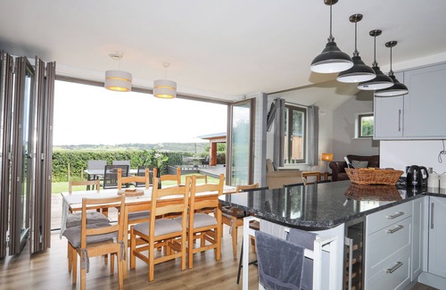 Dulas Cottage | TY ARWEN, pet friendly, with hot tub in Dulas