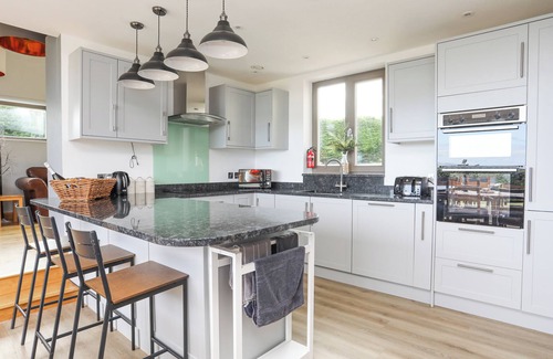Dulas Cottage | TY ARWEN, pet friendly, with hot tub in Dulas