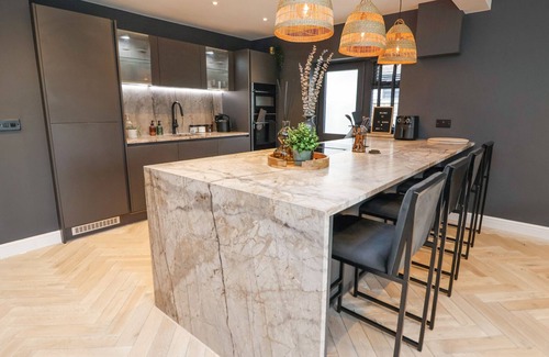 Meliden Cottage | TY BLODAU, pet friendly, with hot tub in Prestatyn