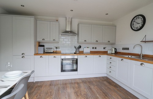 Newport Cottage | TY CAIO, family friendly, with a garden in Newport, Pembrokeshire