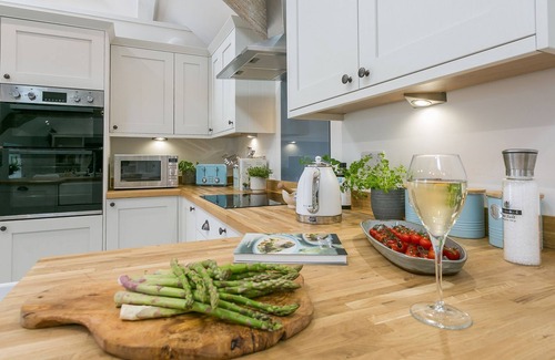 Pentraeth Cottage | Ty Capel - a dog that sleeps 8 guests in 4 bedrooms