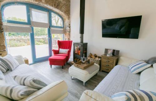 Llanddaniel Fab House | Ty Coets