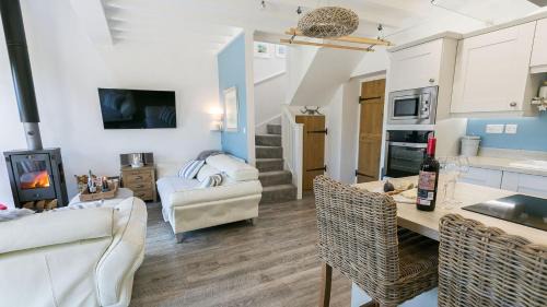 Llanddaniel Fab House | Ty Coets