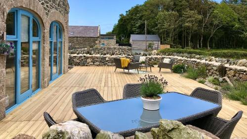 Llanddaniel Fab House | Ty Coets