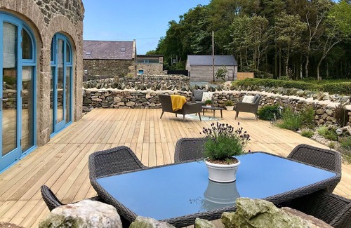 Llanddaniel Fab Apartment | Ty Coets - a ground floor bedroom that sleeps 7 guests in 3 bedrooms